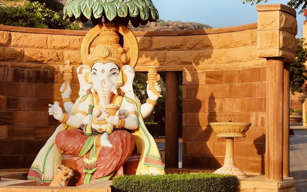 Date 2026 soon: 16 Tage Yoga & Ayurveda Reise nach Indien mit Nik, Lydia & Martin